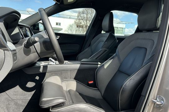 Volvo XC60 B4 D AWD Plus Dark