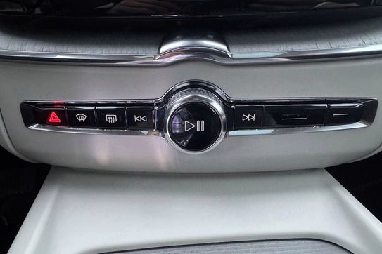 Volvo XC60 T8 Recharge Plug-In Hybrid AWD Ultra Dark