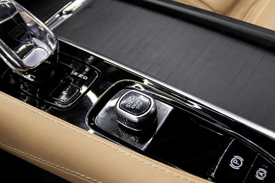 Volvo XC90 T8 AWD Plug-In Hybrid Plus Dark 7os aut