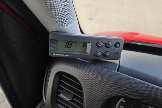 Iveco Daily 35S16  Kontener Chłodnia 8EP + Winda