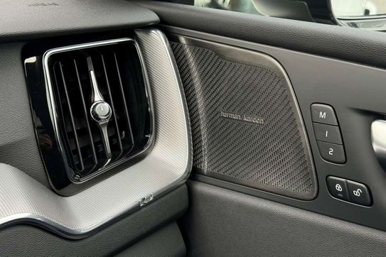 Volvo XC60 B5 AWD Plus Black Edition