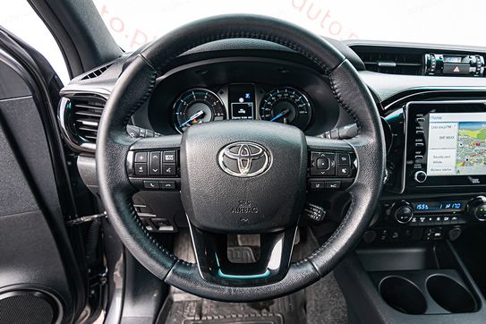 Toyota HiLux Double Cab Invincible 4x4  AT