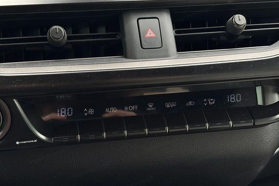 Lexus UX 300h F Sport Design