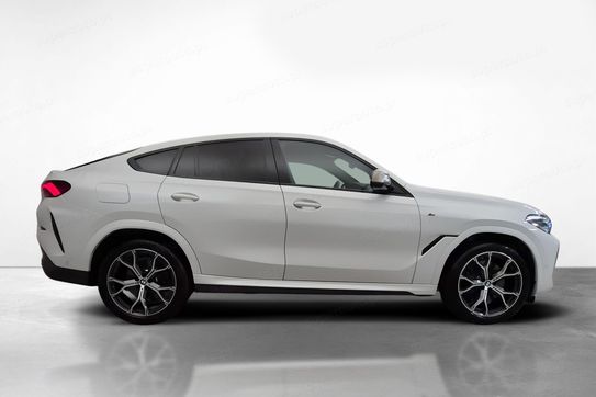 BMW X6 M50i