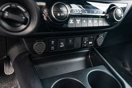 Toyota HiLux Double Cab Invincible 4x4  AT