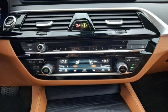 BMW Seria 5 530d xDrive Luxury Line