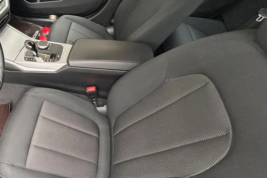 BMW Seria 3 318i Advantage aut