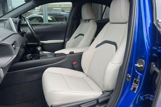 Lexus UX 300h F Sport Design Hybrid Dynamic Force