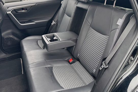 Toyota RAV4 2.5 Hybrid Black Edition by JBL 4x4