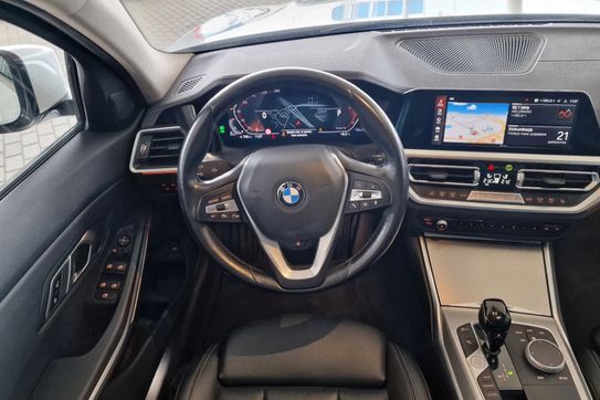 BMW Seria 3 320d xDrive Luxury Line aut