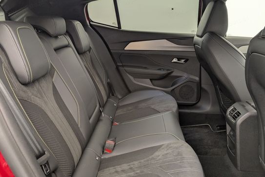 Peugeot 408 GT 1.2 mHEV e-DCS6