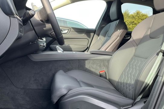 Volvo XC60 B5 B AWD Plus Dark