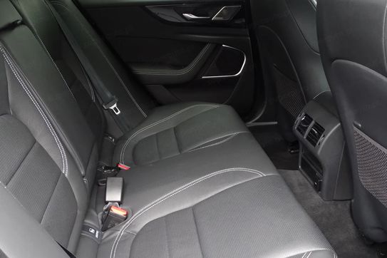 Jaguar XE 2.0 D200 AWD R-Dynamic Black