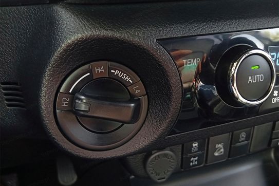 Toyota HiLux Invincible 4x4 AT