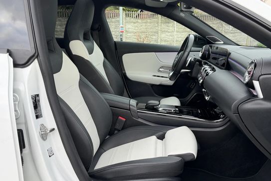 Mercedes CLA 250 4-Matic AMG Line 7G-DCT