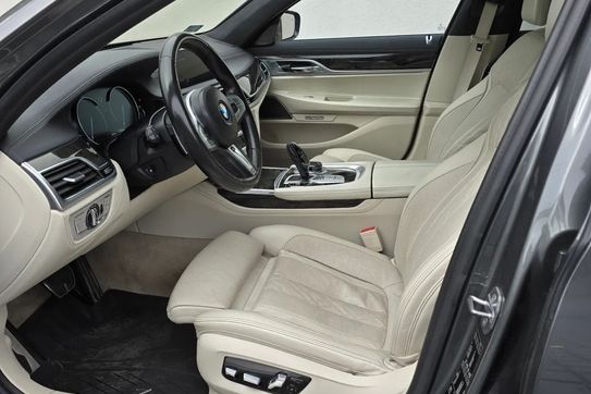BMW Seria 7 750i xDrive