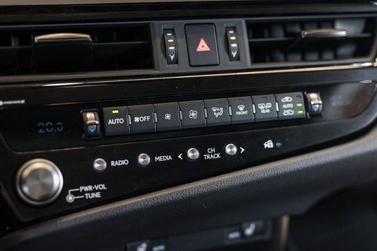 Lexus ES 300h F Sport Design