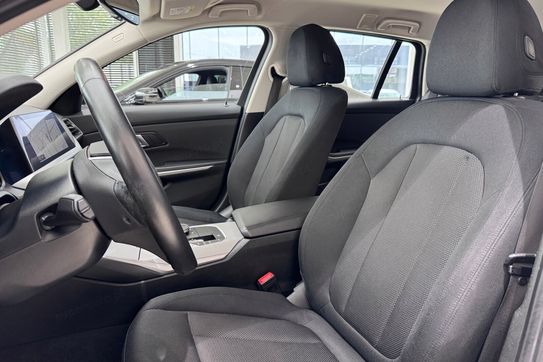 BMW Seria 3 318i Advantage aut