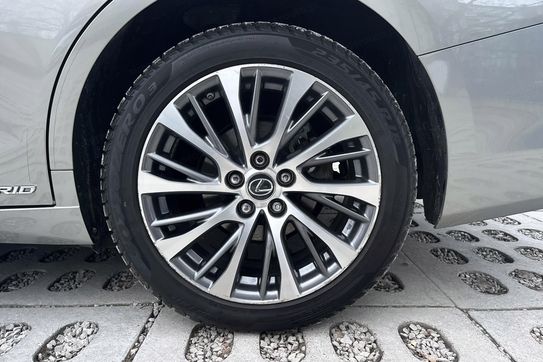 Lexus ES 300h Business Edition +