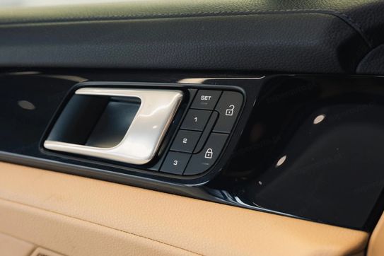 Porsche Panamera 4 E-Hybrid Platinum Edition