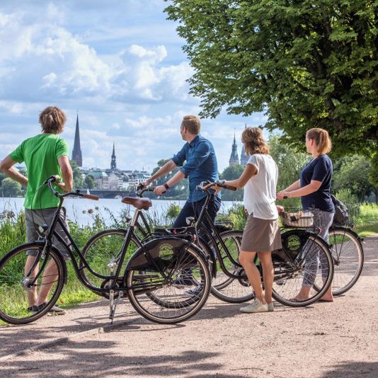Wycieczka rowerowa wokół jeziora Alster Jezioro Alster to ogromny naturalny kurort, osadzony w centrum Hamburga. Trasa rowerowa o długości 7 km zachęca do wycieczek rowerowych, samo jezioro to raj dla miłośników sportów wodnych. / Fot. Andreas Vallbracht