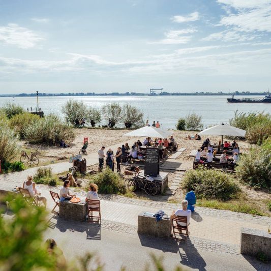 Obserwacja statków na plażach Łaby. Plaże nad Łabą to najlepsze miejsce do obserwowania ogromnych kontenerowców i statków wycieczkowych, które przez cały rok zawijają do portu w Hamburgu. / Fot. Mediaserver Hamburg / Lisa Knauer
