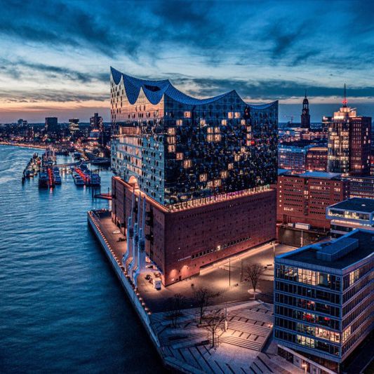 Filharmonia nad Łabą Symbol Hamburga ma zapierającą dech w piersiach architekturę i jest domem dla światowej klasy występów, od muzyki klasycznej po jazz. / Fot. Mediaserver Hamburg/ https://www.instagram.com/sascha_b_hamburg/ 