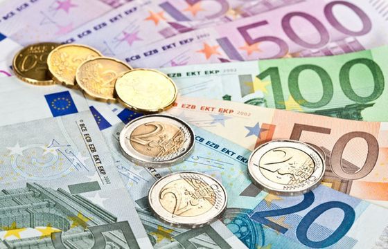Rosnąca gospodarka amerykańska i niepokoje polityczn spowodują spadek euro. Odbicie możliwe w II połowie roku
