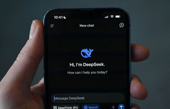 Chiny wywracają stolik. Czy darmowy DeepSeek pokona ChatGPT?
