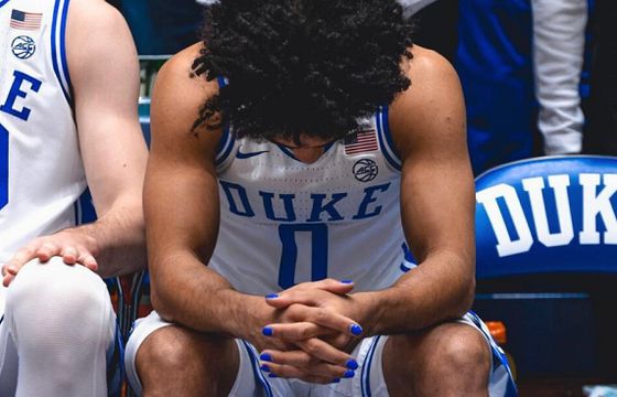 Znany koszykarz reklamuje lakiery do paznokci