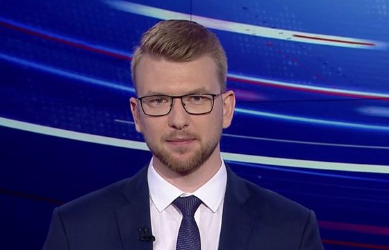 Adrian Borecki kolejnym reporterem prowadzącym krótsze wydania „Wiadomości”