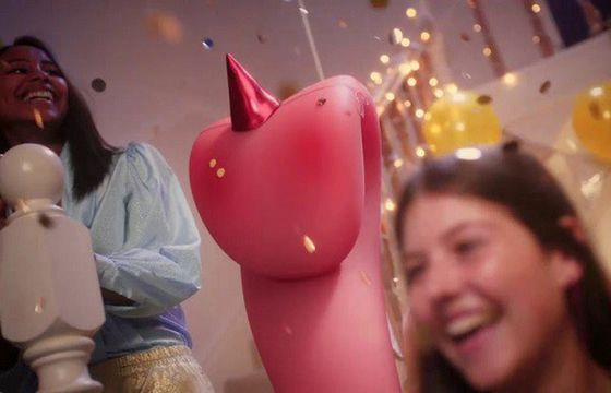 Gigantyczny język przywołuje wspomnienia w nowej letniej reklamie Coca-Coli (wideo)