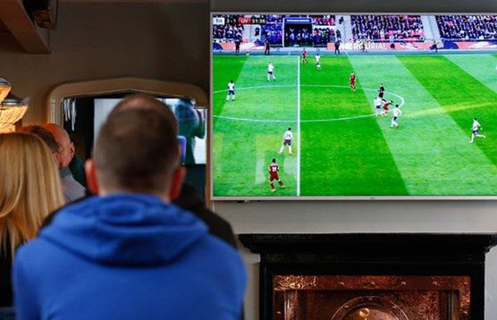 Pub słono zapłaci za pirackie mecze. Co roku tysiące kontroli