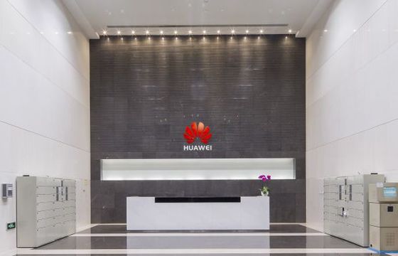 Huawei zwalnia w Indiach 70 procent pracowników, przychody mniejsze o połowę