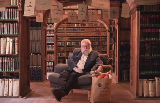 "Tytka Charytatywna" - prof. Jerzy Bralczyk i Krystyna Czubówna w kampanii Caritas Polska (wideo)