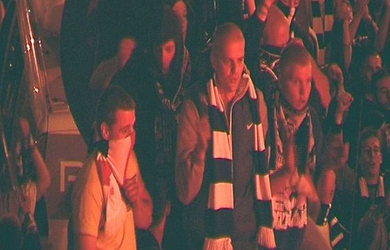 Policja nie może zidentyfikować sprawców uszkodzenia wozu TVP w Poznaniu, publikuje materiały z zajścia (wideo)