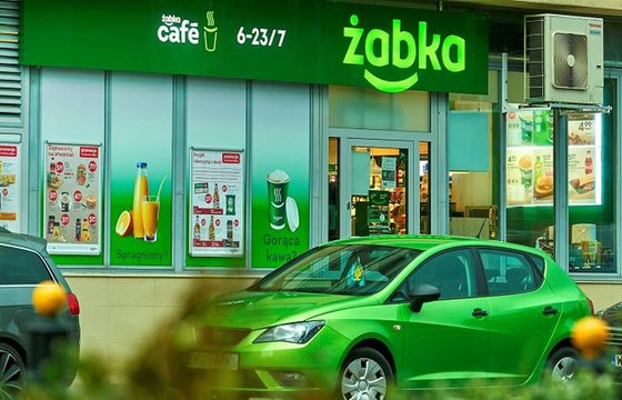 Żabka zarabia coraz więcej na kawie i dietach. Tyle sklepów ma poza Polską