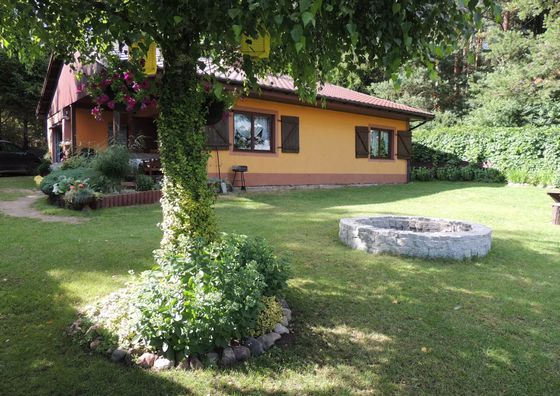 Dom nad jeziorem i w otoczeniu lasów Biskupiec