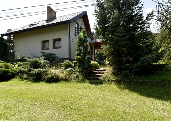 Dom wśród modrzewi Uście Gorlickie