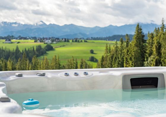 Dom z widokiem na góry i prywatnym jacuzzi w Zębie