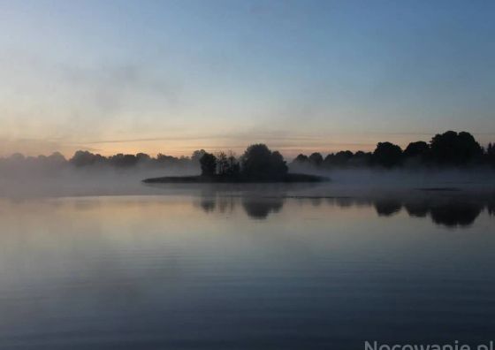 Czarna Jachta - Na szlaku legend. Pokoje nad jeziorem. Żywy