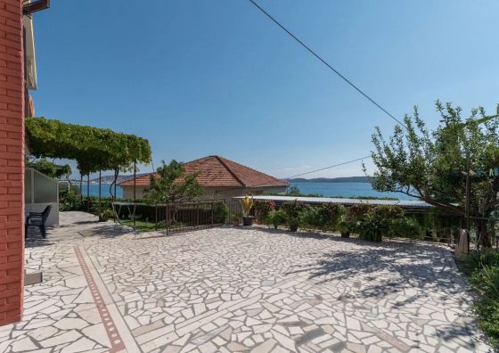 Apartments Vin Seget Donji