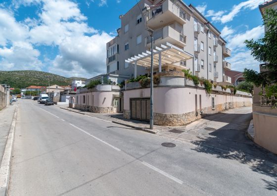 Apartments With Parking Space Trogir - 25406
