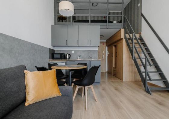 Sleep and Fly with parking, lotnisko, self check in 24-7 - Wrocław - Fair Rentals