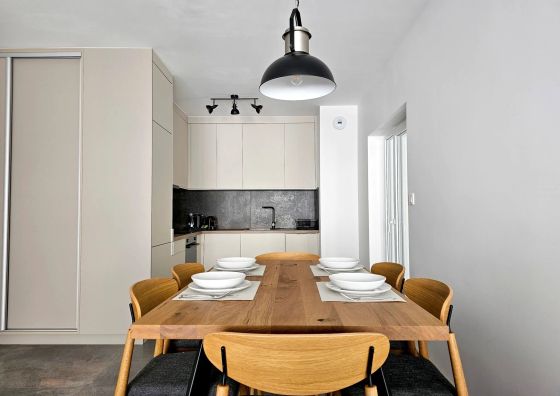Coastline Residence – Designer Seaside Apartment with Pool, 2-Minute Walk to the Beach