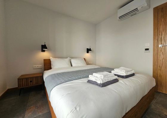 Coastline Residence – Designer Seaside Apartment with Pool, 2-Minute Walk to the Beach