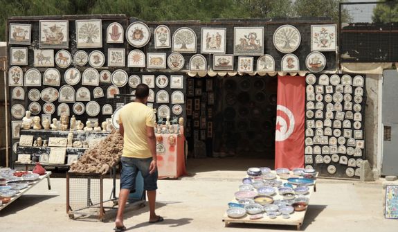 Polacy wracają do Tunezji. Na lotniskach drobiazgowe kontrole, wszędzie słychać jedno: no tourists