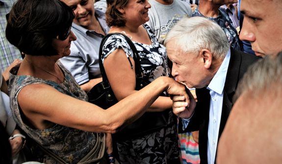 Tu nawet Kaczyński musi całować rękę wyborcy