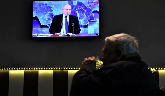 Suwernet w telefonie, walka z "nazizmem" w TV. Rosjanie żyją w świecie bez wojny