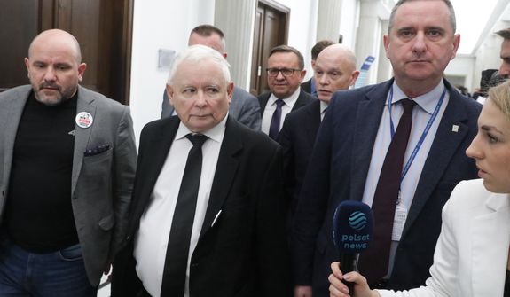 Ochroniarze Kaczyńskiego wciąż w Sejmie. Prezes PiS gra Hołowni na nosie